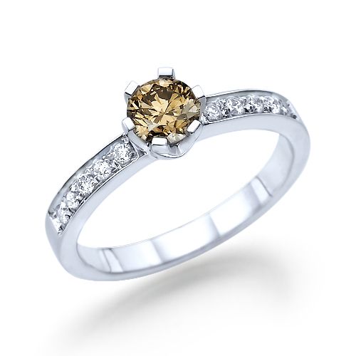 טבעת יהלומים "אריאנה" 0.78 קראט משובצת יהלום צבעוני 