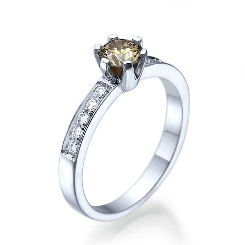 טבעת יהלומים "אריאנה" 0.78 קראט משובצת יהלום צבעוני 