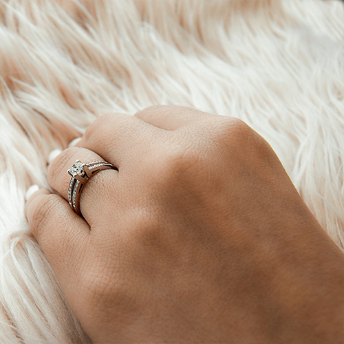 טבעת אירוסין זהב לבן  "אלינור" 0.60 קראט בשיבוץ יהלומים
