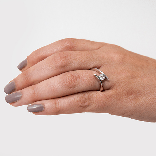 טבעת אירוסין זהב לבן ליליאן 0.41 קראט בעיצוב צעיר וחדשני