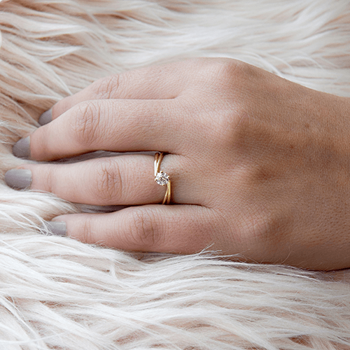 טבעת אירוסין זהב צהוב "שירי" 0.31 מתאימה לנשים מיוחדות