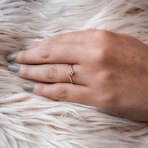 טבעת אירוסין זהב צהוב "קריסטין" 0.11 קראט בעיצוב עדין 