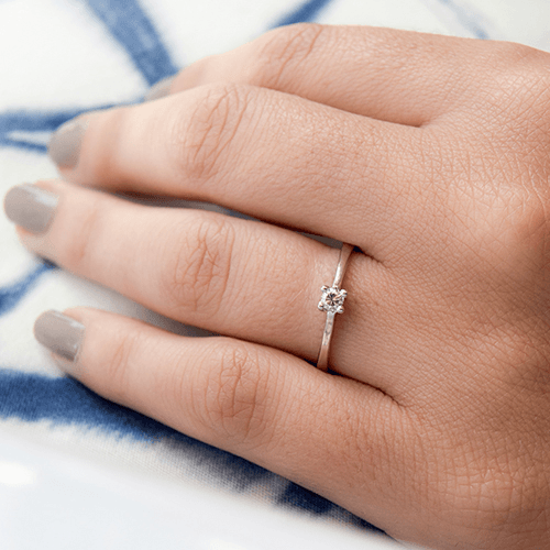 טבעת אירוסין זהב לבן "דריה" 0.11 קראט בעיצוב סוליטר קלאסי ועדין