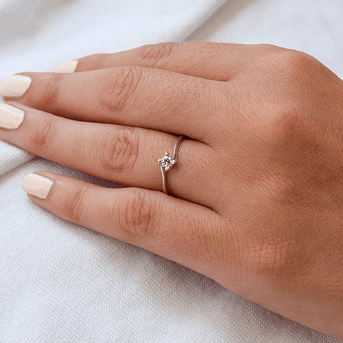 טבעת אירוסין זהב לבן "קריסטין" 0.11 קראט בעיצוב עדין 