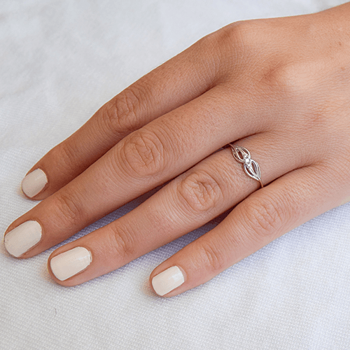 טבעת אירוסין "קים" בעיצוב יוקרתי ומרשים של יהלומים נוצצים