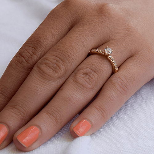 טבעת אירוסין זהב צהוב "ניקי" בשיבוץ 10 יהלומים במשקל 0.65 קראט