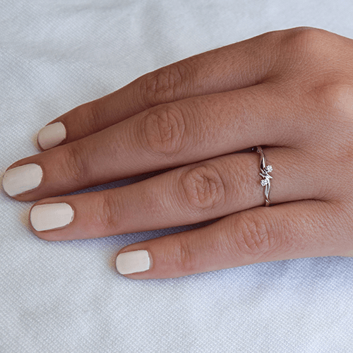 טבעת יהלומים "ברברה" זהב לבן בעיצוב עדין