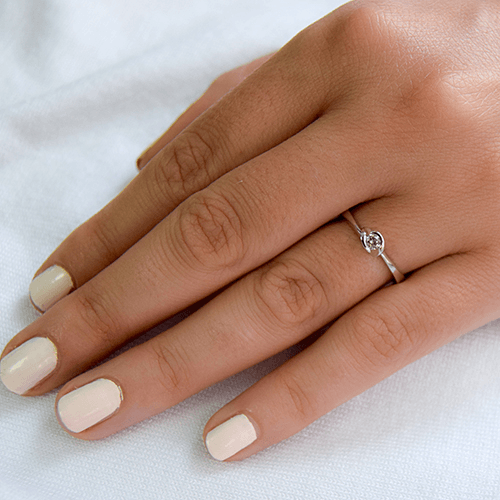 טבעת אירוסין זהב לבן 0.11 קראט "דברה" בסגנון עכשווי ונוצץ
