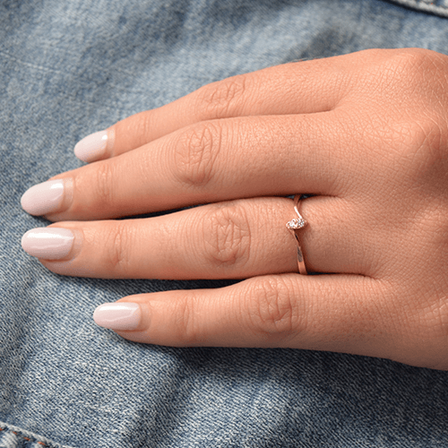 טבעת אירוסין עדינה משובצת יהלומים "ויויאן" בצורת מרקיזה  