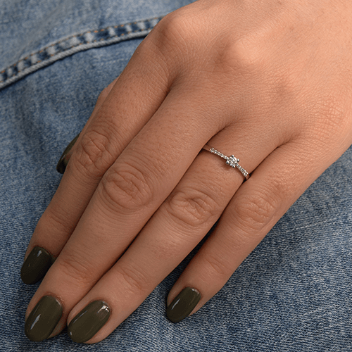 טבעת אירוסין "לוסי" 0.25 קראט זהב לבן בעיצוב קלאסי