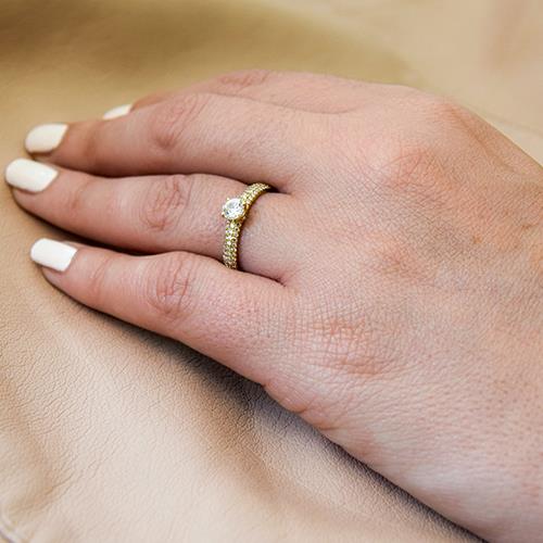 טבעת יהלומים "קיי" 0.92 קראט בעיצוב קלאסי מזהב לבן