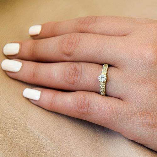 טבעת יהלומים "קיי" 0.92 קראט בעיצוב קלאסי מזהב צהוב