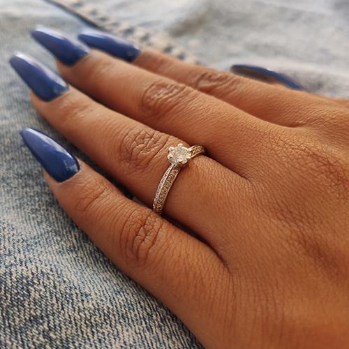 טבעת אירוסין זהב לבן "קתרין" 0.78 קראט בעיצוב מלא ברק וניצוצות