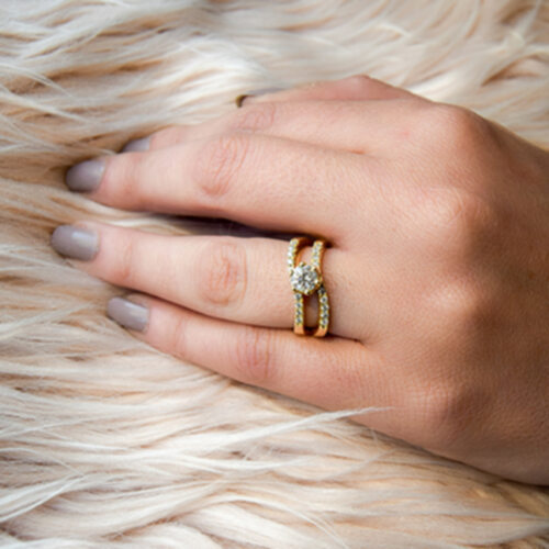 טבעת אירוסין זהב לבן "גל" 0.96 קראט בעיצוב צעיר וייחודי