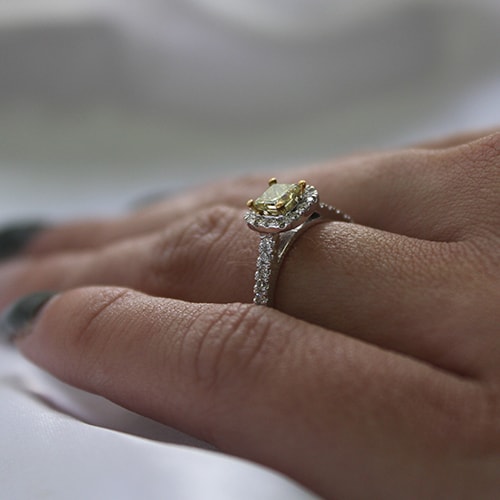 טבעת יהלום "פנסי" צהוב 0.72 קראט זהב לבן